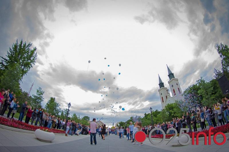 Maturanti ponovo sinhronizovano plešu