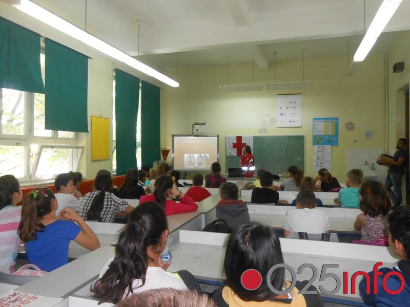 Sonta: Crveni krst sa učenicima o štetnosti cigareta