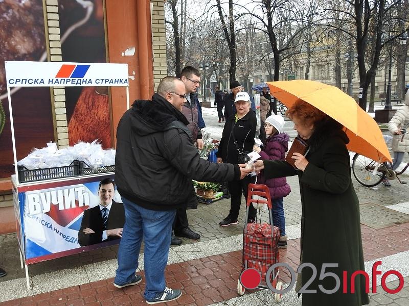 Aktivisti OO SNS Apatin tradicionalno darivali dame povodom njihovog praznika