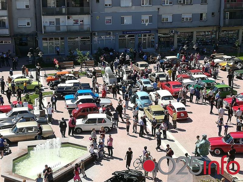 Preko 80 old timer vozila na izložbi u Apatinu