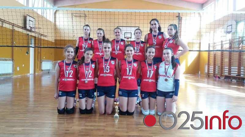 Drugo mesto za apatinske odbojkašice na Wolf kup-u u Karavukovu