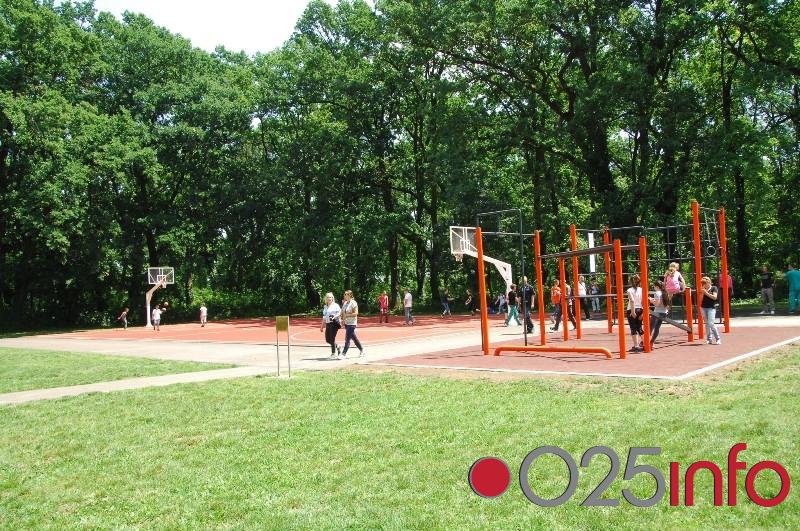 Sredstvima USAID-a u somborskom naselju Šikara izgrađena nova teretana na otvorenom i renoviran teren za košarku