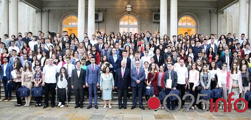 Besplatno školovanje za 25 maturanata, među njima po jedan učenik iz Kule, Odžaka i Crvenke