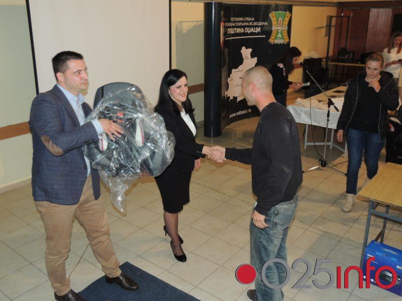 Odžaci: Održana obuka za pravilnu upotrebu i podela besplatnih auto-sedišta za decu