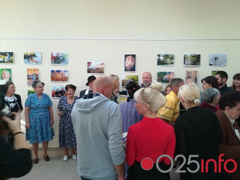 U Domu za stare i penzionere Apatin otvorena izložba fotografija Trenuci stvarnosti