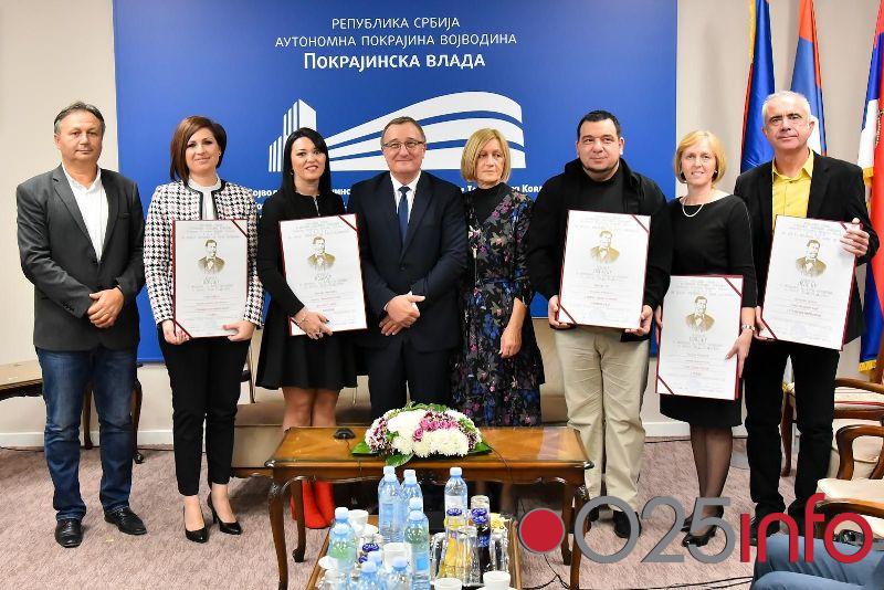 Mihalj Njilaš i Vesna Jovović, direktorka kulske PU, dodelili nagrade najuspešnijim vojvođanskim prosvetarima