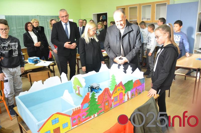 Ministar Šarčević najavio nove digitalne učionice