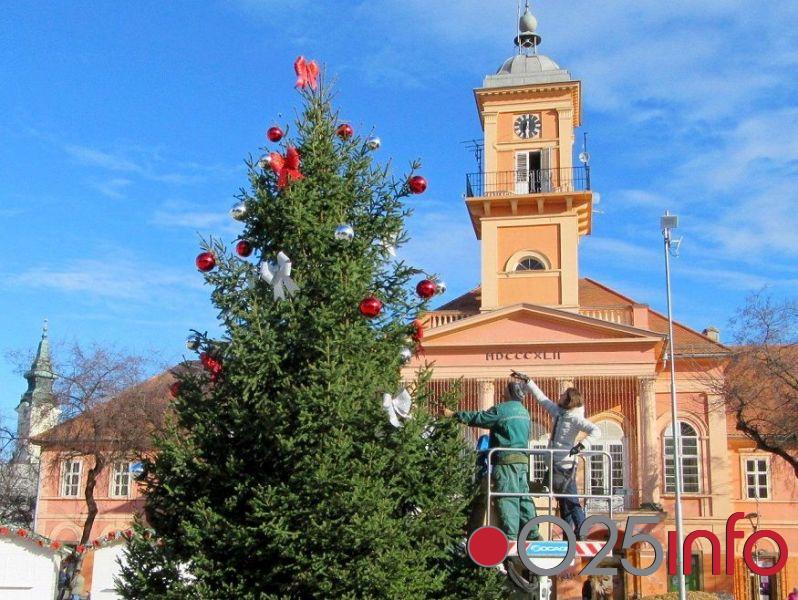 Zelenilo nastavlja sa novogodišnjim ukrašavanjem grada