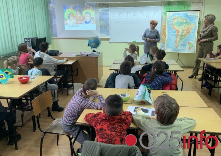 Pripreme za školu: Predškolci iz Crvenke posetili OŠ Vuk Karadžić