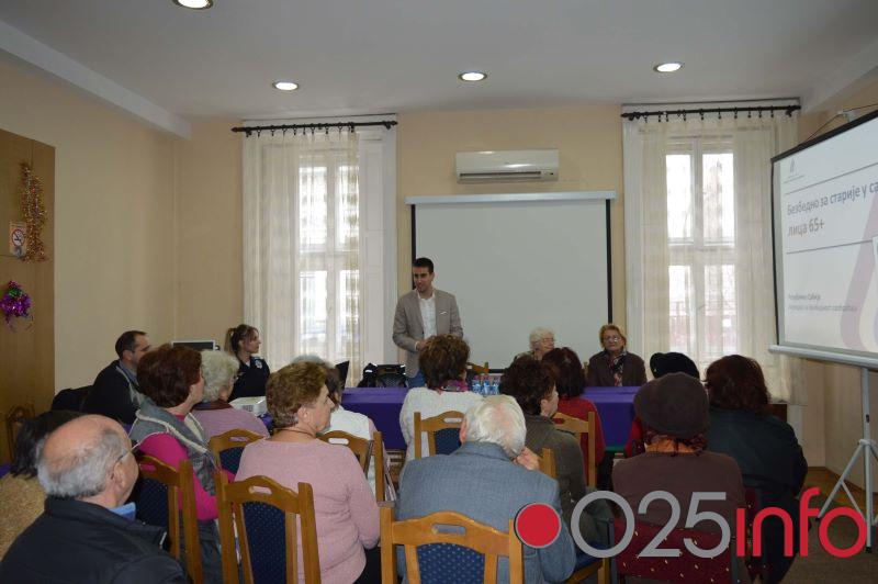 Najstariji Somborci dobili transportne torbe i svetlosne setove