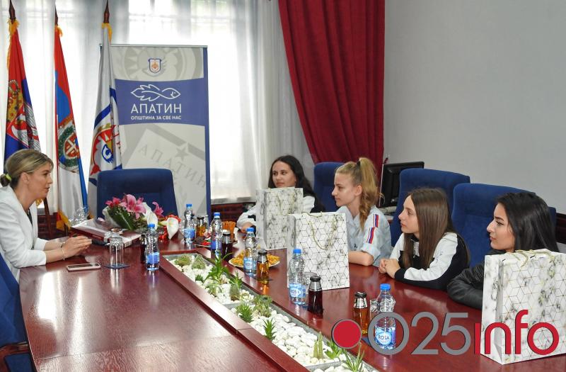 Predsednica SO Apatin ugostila učesnice festivala “Srbija u ritmu Evrope”