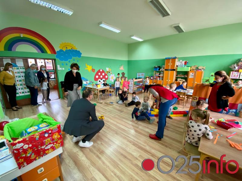 Povodom Dečije nedelje predsednik Damjan Miljanić uručio mališanima u PU „Bambi“ poklone