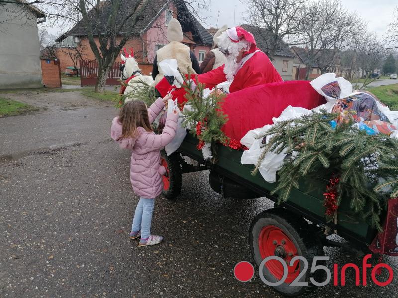 Deda Mraz na kočijama delio paketiće deci u Ruskom Krsturu