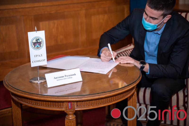 Potpisani ugovori sa studentima stipendistima Grada Sombora