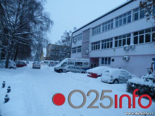 Građani da sklone vozila sa cesta i trotoara