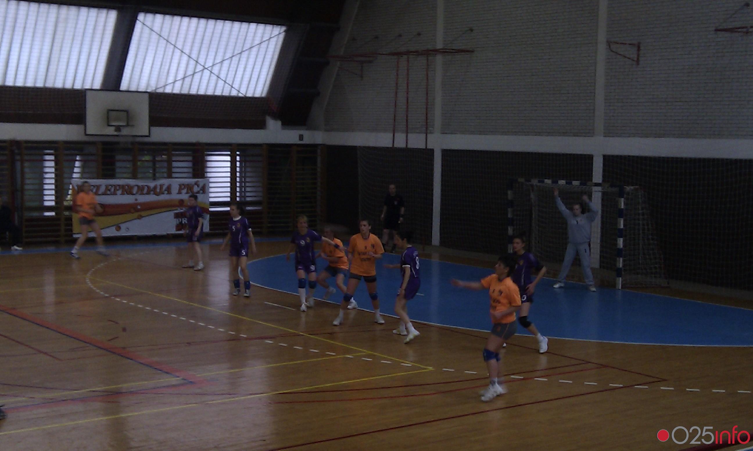 Apatinke prosipaju bodove